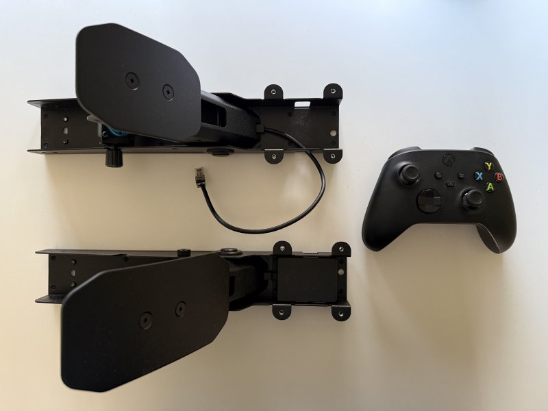 Un confronto con le dimensioni dei pedali della pedaliera Logitech G RS Pedals rispetto ad un pad Xbox
