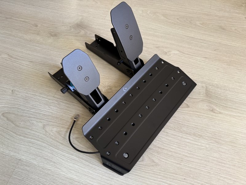 Per montare la pedaliera Logitech G RS Pedals è necessario fissare 4 viti per ogni pedale sulla piastra in acciaio