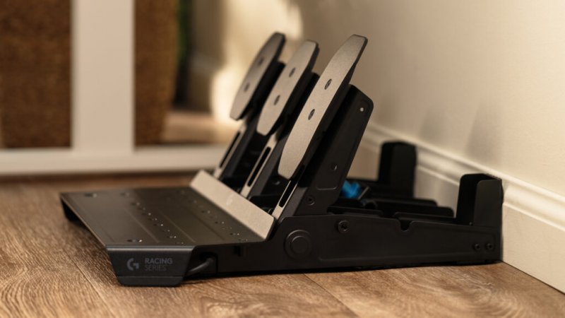 Con gli appositi supporti è possibile appoggiare per bene la pedaliera Logitech G RS Pedals al muro