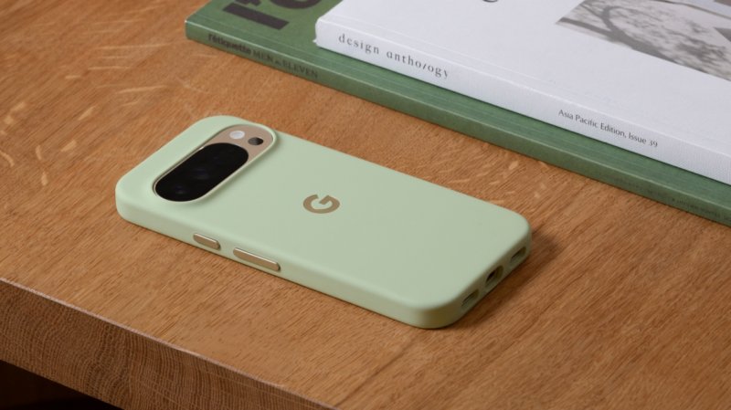 Un Google Pixel 10 con cover Pixelsnap