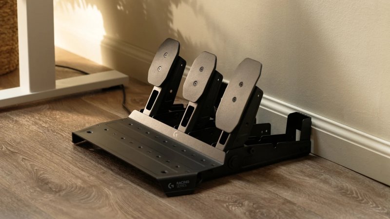 La pedaliera Logitech G RS Pedals nella configurazione a tre pedali con il pedale della frizione acquistabile separatamente