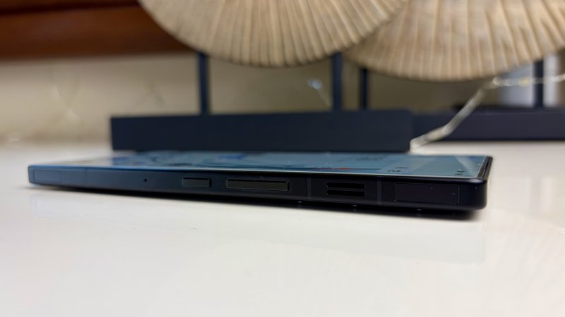 I tasti dorsali capacitivi di REDMAGIC 11 Air sono sempre al loro posto