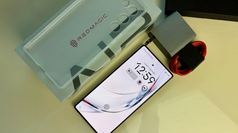 REDMAGIC 11 Air dovrebbe essere venduto assieme a una cover e al cavo USB-C, ma senza alimentatore