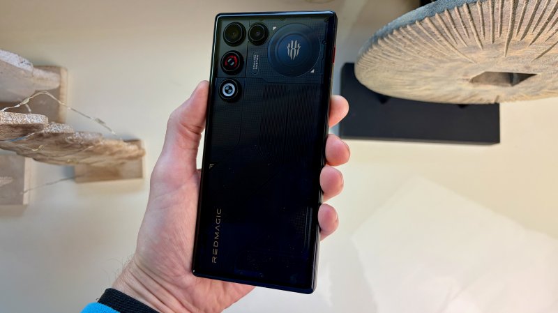 REDMAGIC 11 Air è solo leggermente meno voluminoso della versione Pro