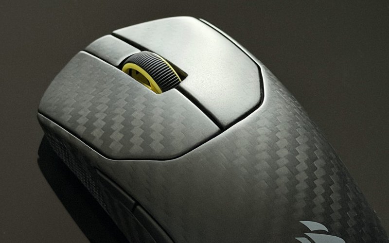 La finitura 'quadrettata' della fibra di carbonio del Corsair Sabre V2 Pro Wireless CF