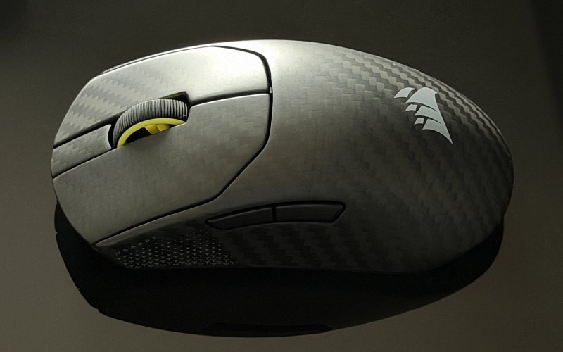 Il lato sinistro del Corsair Sabre V2 Pro Wireless CF, con i due pulsanti extra