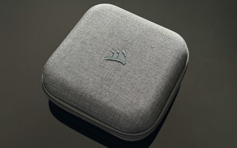 La bella custodia in nylon inclusa nella confezione del Corsair Sabre V2 Pro Wireless CF