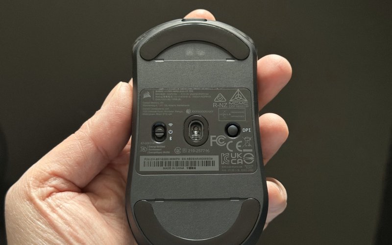 Il fondo del Corsair Sabre V2 Pro Wireless CF, con anche il tasto per la selezione dei DPI