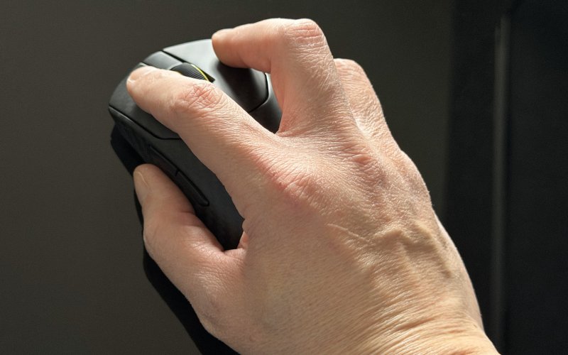 Il Corsair Sabre V2 Pro Wireless CF impugnato