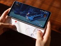 Ayaneo Pocket Play rilancia il formato con gamepad a scorrimento con un nuovo video