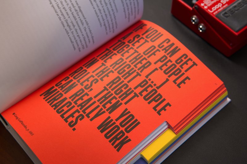 Capitolo dopo capitolo, il libro ripercorre la storia di Guitar Hero, dalla genesi, passando per la rivalità con Rock Band e il crollo dell'intero settore