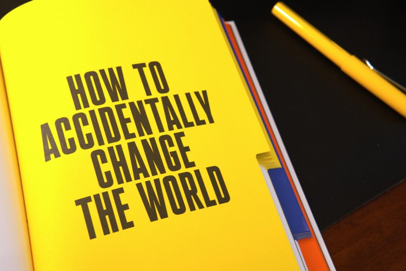 Il bordo delle pagine del libro è un piccolo richiamo ai tasti colorati sulla chitarra di plastica di Guitar Hero