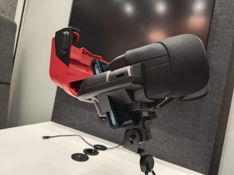 Ecco come si infila la console all'interno della periferica