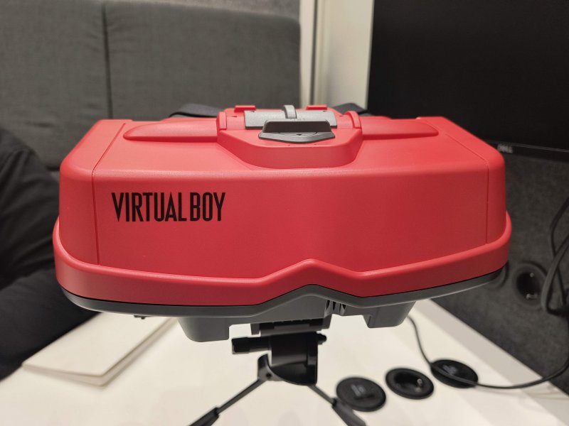 Il Virtual Boy può essere utilizzato solo appoggiato su di un mobile