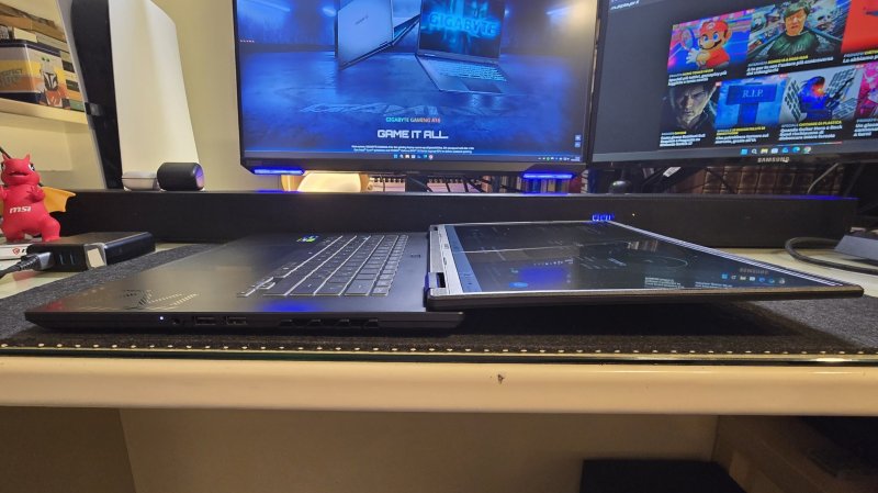 GIGABYTE Gaming A16 permette un'apertura fino a 180°