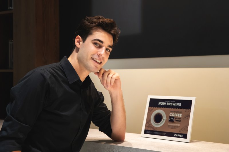 A giudicare dal materiale promozionale, Color E-Paper da 13 pollici rende le persone davvero felici di leggere le offerte