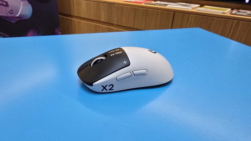 Il design simmetrico di Logitech G PRO X2 Superstrike è estremamente ergonomico