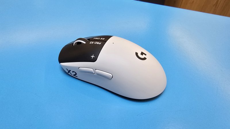 Per simulare il click, Logitech G PRO X2 Superstrike è dotato di due motori aptici a intensità regolabile