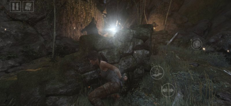 Lara si nasconde da un nemico in Tomb Raider