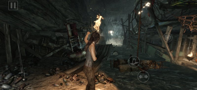 Lara esplora una struttura sotterranea in Tomb Raider