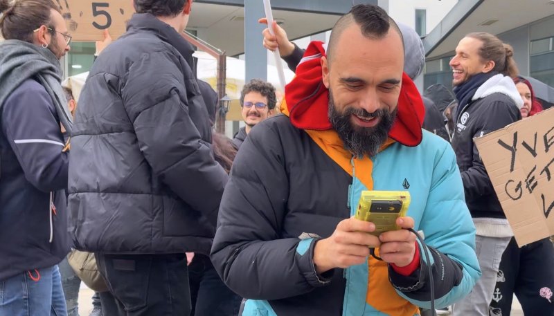 Durante le quasi quattro ore di presidio, tra discussioni e dibattiti degli scioperanti, c'è stato anche un momento musicale con la chiptune di Kenobit. Nonostante sia durato poco più di mezz'ora, ha contribuito ad amplificare lo sciopero in maniera letterale (sul posto), ma anche figurata, attraverso le tante condivisioni sui social