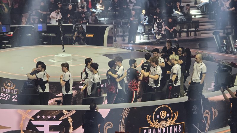 Le squadre si salutano a fine partita