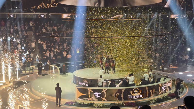 I Faze Clan sollevano il trofeo