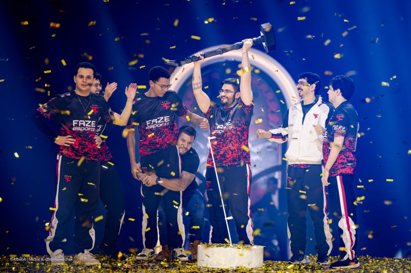 I Faze Clan sollevano il trofeo (Photo by Michal Konkol / Ubisoft)