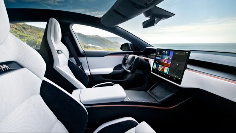 Gli interni delle auto Tesla sono avanguardia o preistoria?