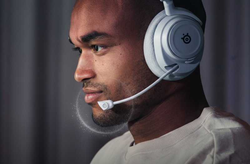 Ecco come sono le SteelSeries Arctis Nova 7 Wireless Gen 2 nella colorazione bianca una volta indossate