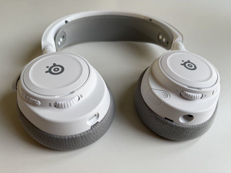 Il design delle SteelSeries Arctis Nova 7 Wireless Gen 2 è pulito, semplice e minimale con un mix di materiali plastici ed alluminio tutt'altro che vistosi