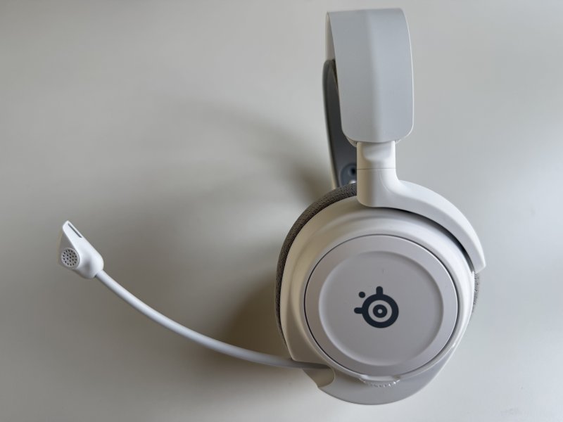Il microfono delle SteelSeries Arctis Nova 7 Wireless Gen 2 si ritrae in maniera pratica nella scocca del padiglione per scomparire del tutto