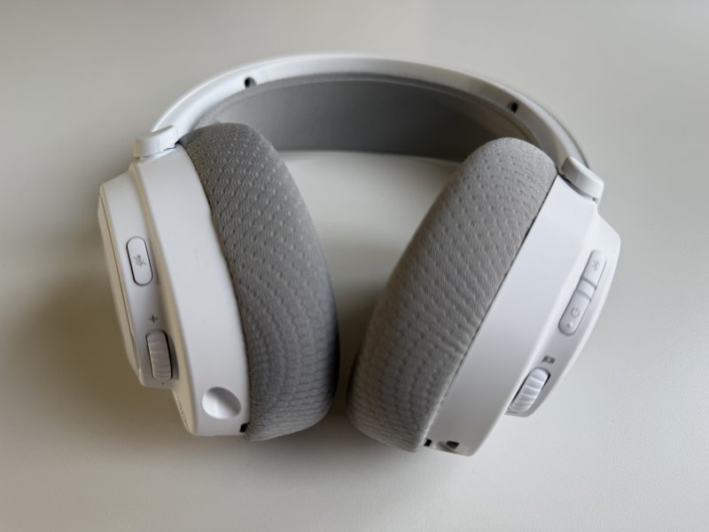 Il set di comandi posizionati sui padiglioni delle SteelSeries Arctis Nova 7 Wireless Gen 2 è piuttosto ampio, ma anche un po' scomodo da memorizzare e raggiungere