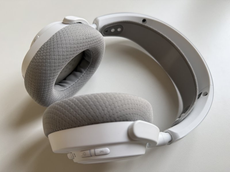 L'archetto elastico delle SteelSeries Arctis Nova 7 Wireless Gen 2 può essere fissato tramite i tre fori disponibili, due dei quali possono essere occupati dai fissaggi sull'altro archetto portante