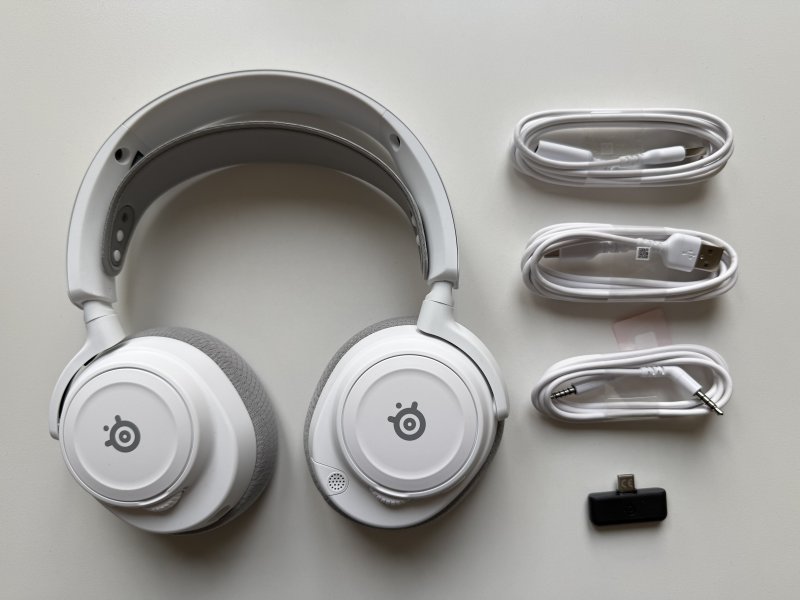 All'interno della confezione troverete anche una pratica prolunga USB-A USB-C, oltre al cavo jack da 3,5 millimetri, il cavo di ricarica ed il classico dongle USB-C