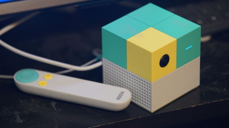 Nex Playground col suo telecomando e i cavi che spuntano sul retro