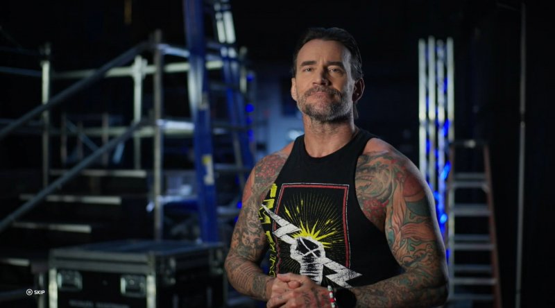 CM Punk in persona presenta lo Showcase di WWE 2K26
