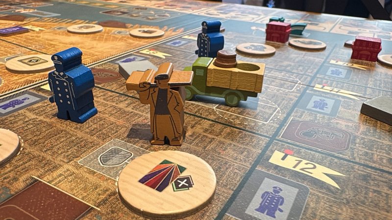 La qualità dei materiali e delle pedine è altissima, anche la scelta dei colori è ottima e permette di avere sempre un'idea chiara dei rapporti di forza tra giocatori e famiglie avversarie