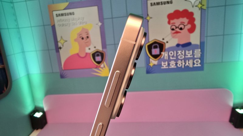 Un dettaglio del bump delle ottiche di S26 Ultra