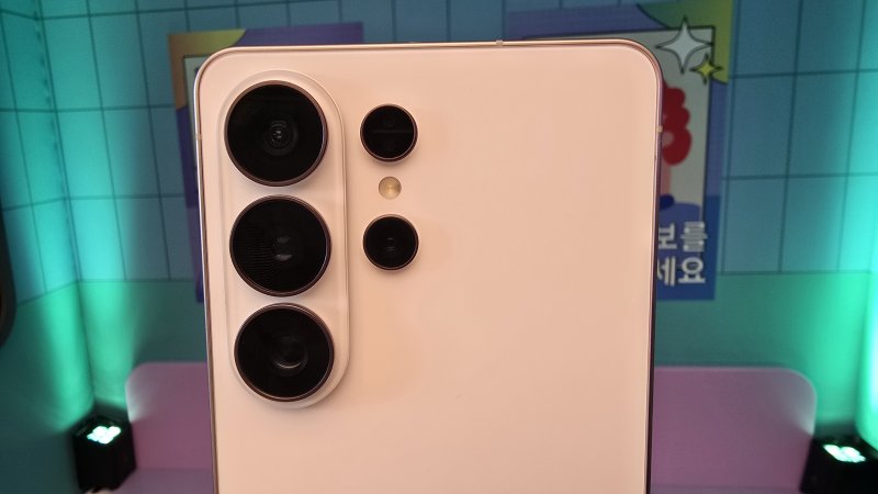 Un dettaglio delle camere posteriori di S26 Ultra