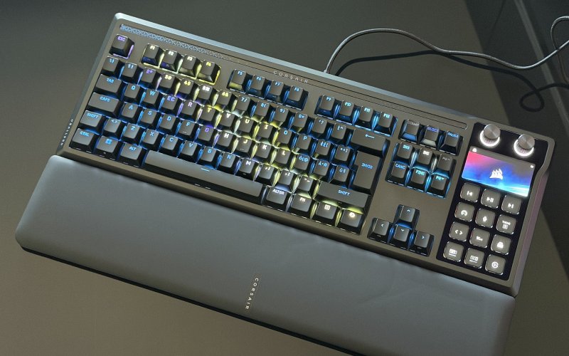 La Corsair Galleon 100 SD con illuminazione accesa e il tema di base del modulo Stream Deck