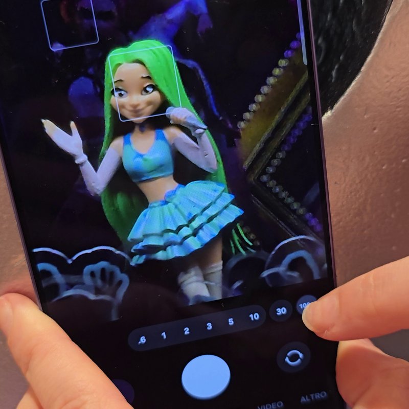 Miniatura fotografata con uno zoom x30 a distanza di circa 2 metri con Galaxy S26 Ultra