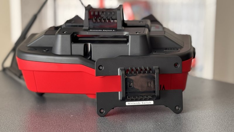 L'adattatore, incluso nella confezione, da montare aiutandosi con un cacciavite per inserire nel visore il primo modello di Nintendo Switch