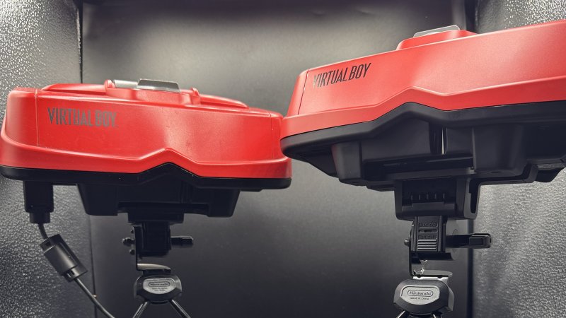 Il confronto con il Virtual Boy originale. Sapreste dire quale dei due è la riproduzione? C'è (almeno) un dettaglio che lo svela
