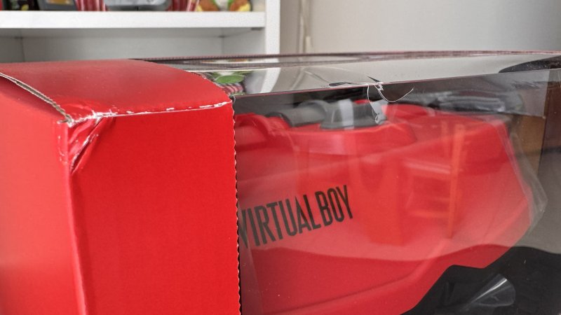 Foto non adatta ai deboli di cuore. Purtroppo il trasporto ha irrimediabilmente rovinato l'imballaggio di questo Virtual Boy