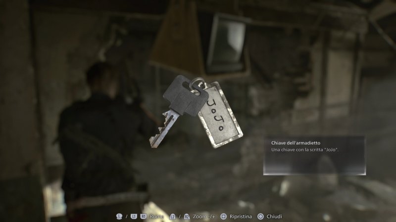 Questa chiave apre un armadietto pieno di oggetti