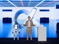 HONOR Robot Phone non è il solito smartphone: braccio robotico intelligente, IA evoluta e sensore da 200MP