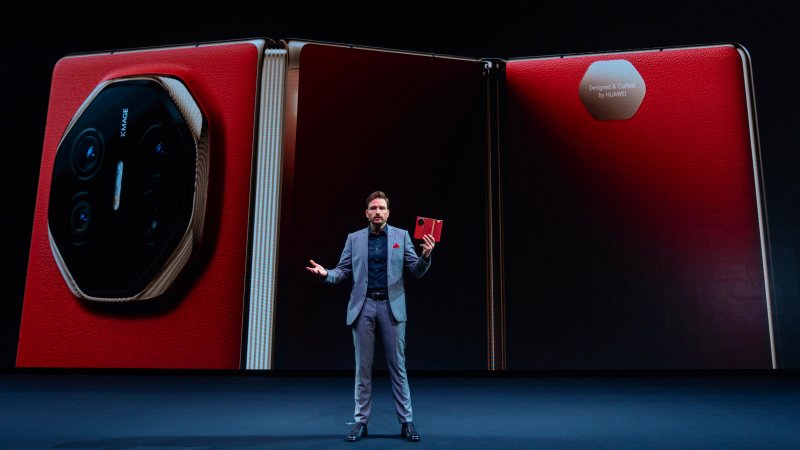 Andreas Zimmer durante la presentazione del Huawei Mate XT