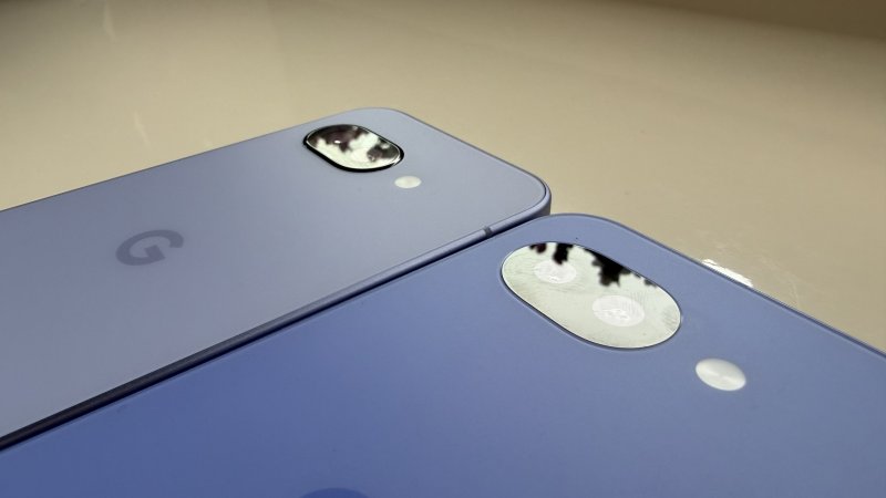 La fotocamera è invariata, ma l'isola è ora a filo scocca. A destra il nuovo Pixel 10a