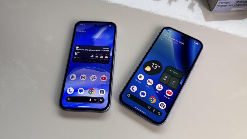 Il Pixel 9a a sinistra, e il 10a a destra